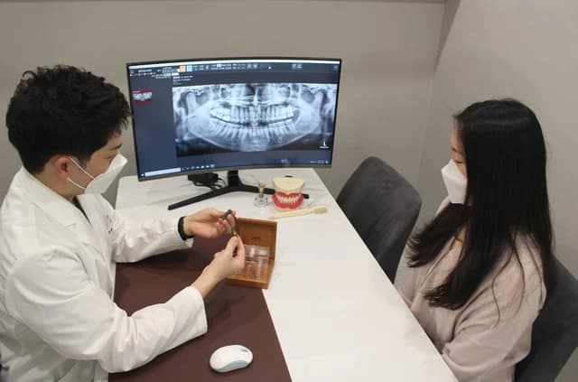 CT 영상 위에서 임플란트 위치를 계획하는 화면